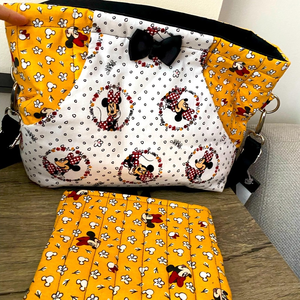 Very chick Disney mini mouse purse